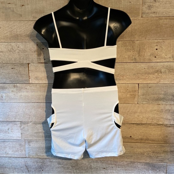 Women’s‎ white shorts  and cut out top in size medium - Picture 4 of 7